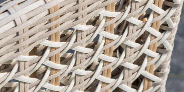 Les secrets de nos tressages : quand le savoir-faire artisanal réinvente le mobilier d’extérieur